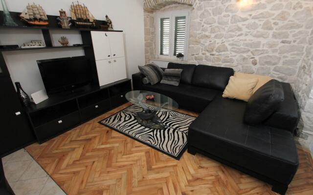 Modern apt in the Stone House in the Very Center