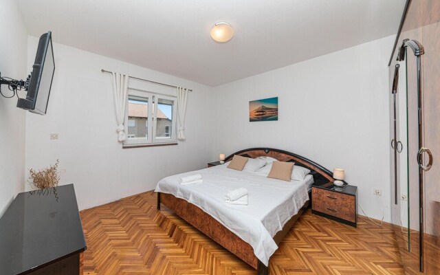Beautiful Home in Kastel Stari With Wifi and 2 Bedrooms