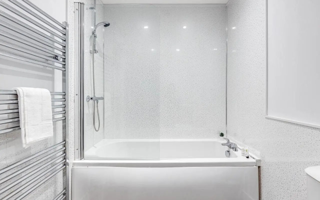 Raglan 3 Town Centre Modern Free Parking