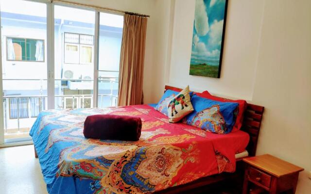 Quiet studio with king bed, kitchen and balcony