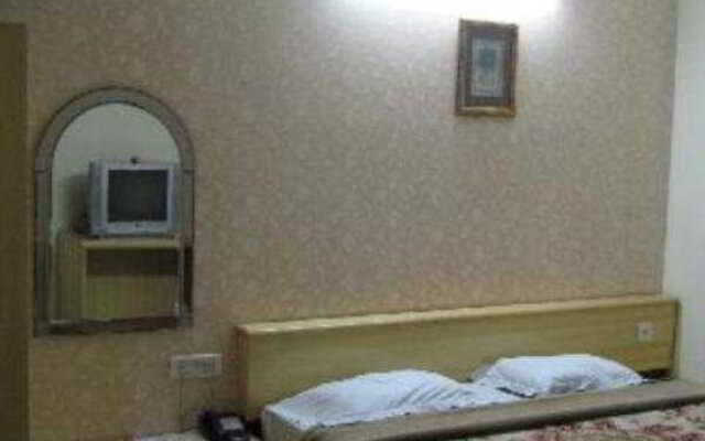 Hotel Crest Inn