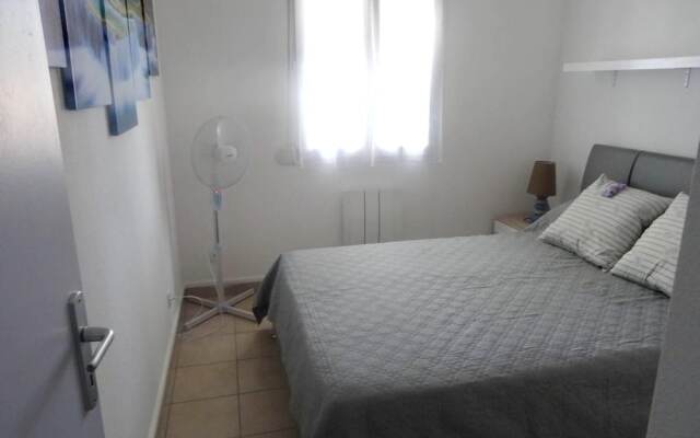 Apartment With 2 Bedrooms in Villeneuve-lès-avignon, With Pool Access,