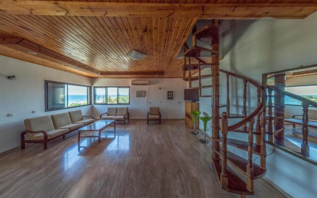Amigo Hotel On The Beach