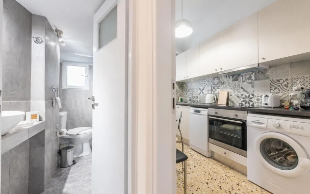 Bright 2 Bdrm apt in the Heart of Athens