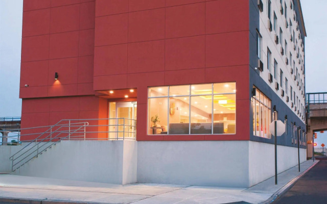 La Quinta Inn & Suites Far Rockaway - JFK Airport