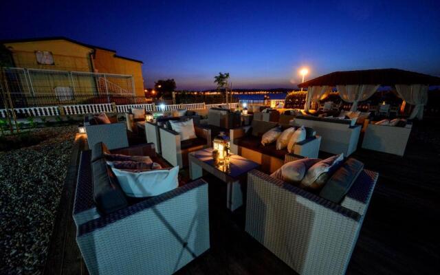 Sunset Deluxe Apartments