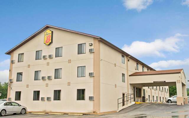 Super 8 by Wyndham Eureka/Six Flags Nearby