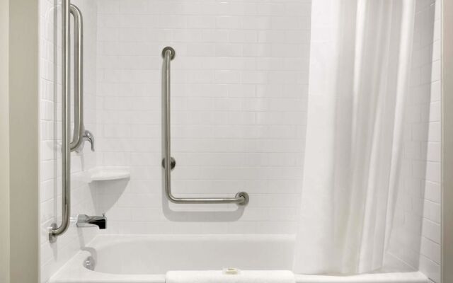 Days Inn And Suites Lindsay