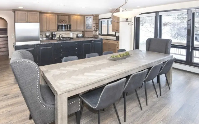 814 Eagle Dr. 4 Bedroom Home by RedAwning