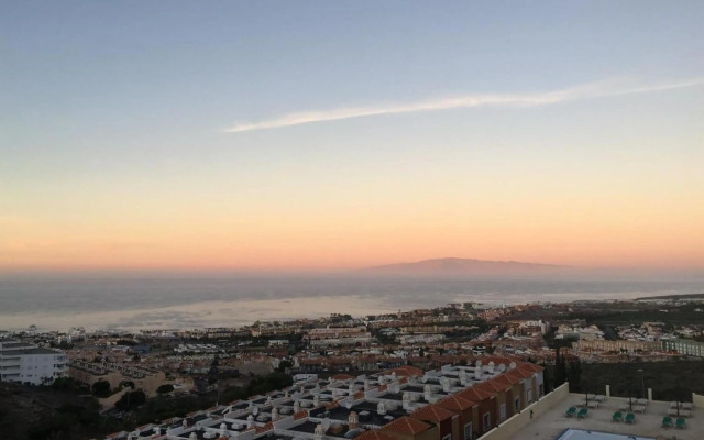 Enjoy Sunsets at Fully Equipped 2BR Oceanside View