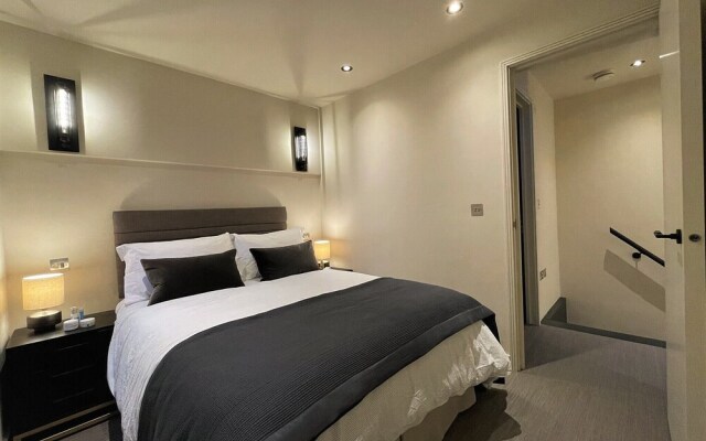 JOIVY Chic Mews house in S Kensington