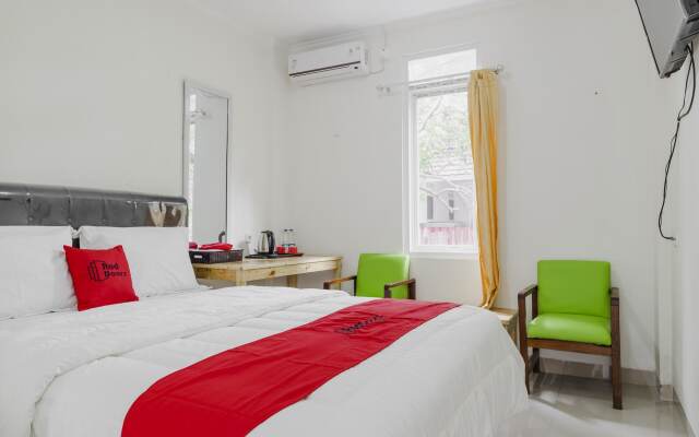 RedDoorz Plus near UPN Veteran Jakarta