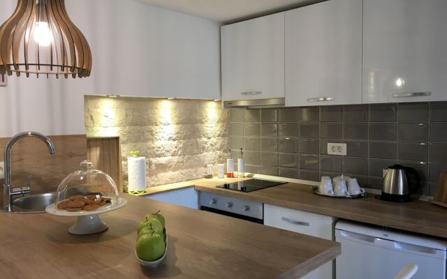 Central Split Apartments And Rooms Paese