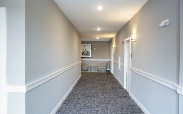 Open Concept Loft Near Uptown & Stadium