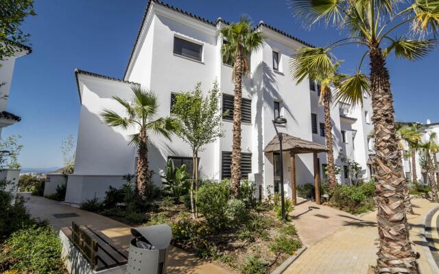 LAE23i- Apotel Estepona Hills by roomservices