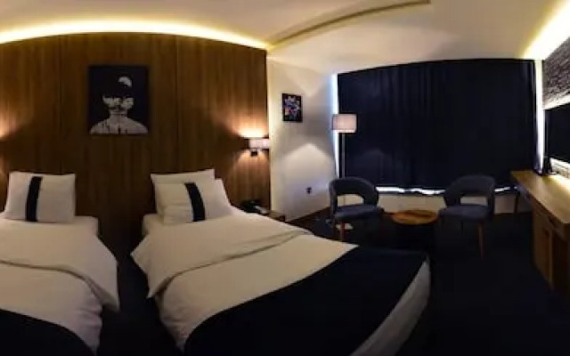 Monarch Hotel