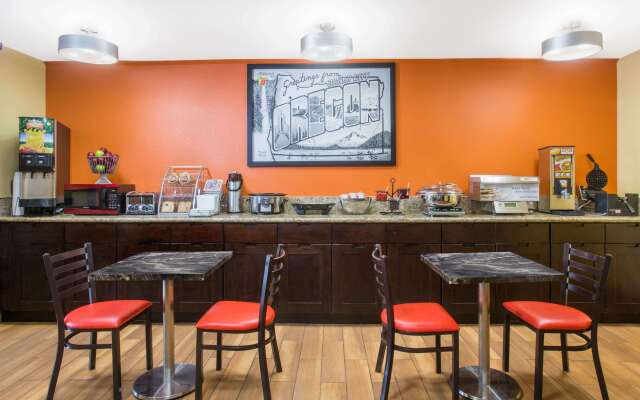 Super 8 by Wyndham Baker City