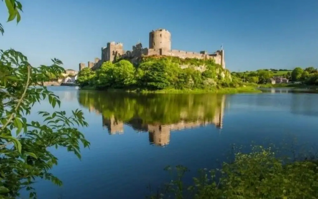 Lovely 2 Bed Apartment Pembroke Castle