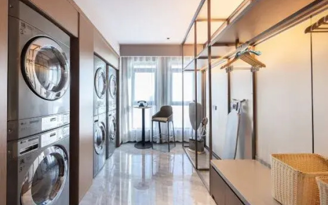 Atour Hotel Xinxiang East Station Pingyuan Road