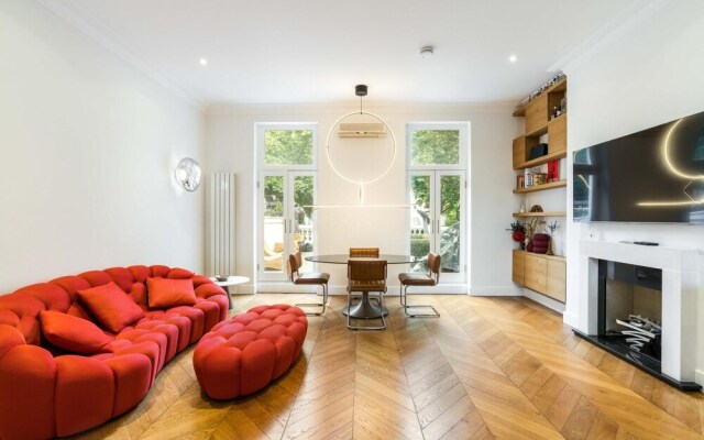 Luxury 2BD Apartment in Holland Park
