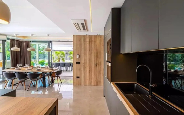 Villa Alpha - Four Bedroom Villa With Swimming Pool