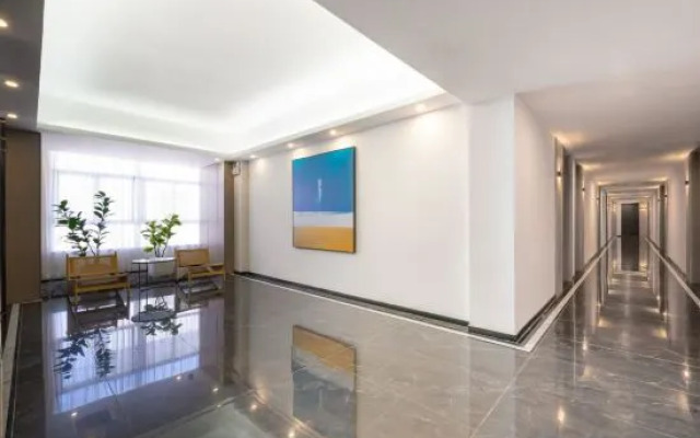 Encounter at the Corner Lodge Hotel (Shantou Chenghai Pumei Flagship Store)