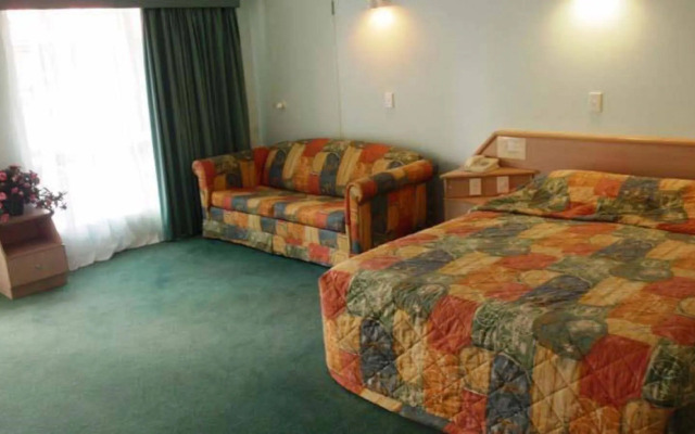 Runaway Bay Motor Inn