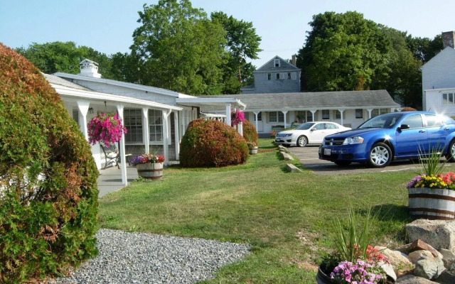 Shea's Riverside Inn & Motel