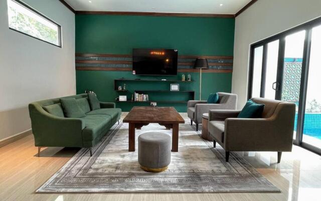 Villa Emerald: 3 Bedroom Pool Villa Near River