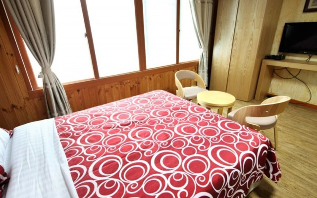 Seogwipo Hyeongjebawibada Pension