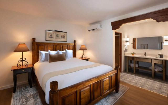 Piñon Court By La Fonda