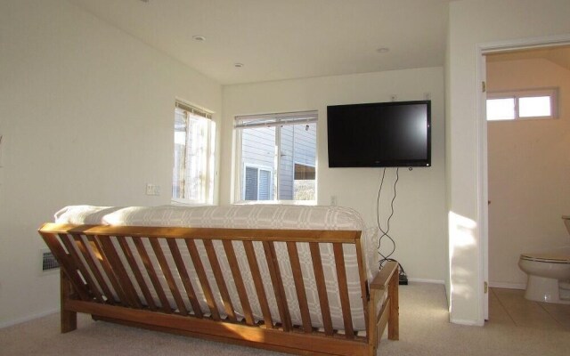 032 - Lakefront Village Escape