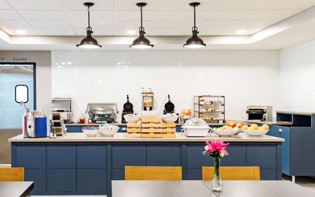 Country Inn & Suites by Radisson, Appleton Airport - Fox River Mall Area