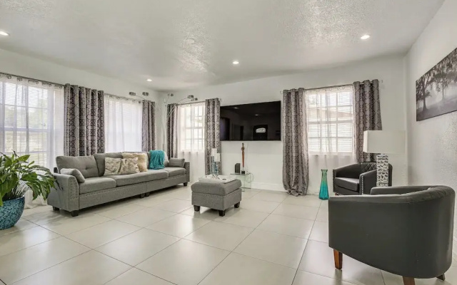 Sun-soaked Home w/ Pool in Lauderdale Lakes!