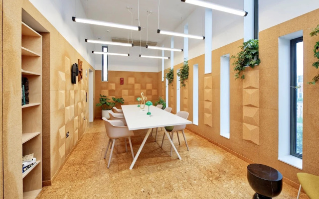 Striking One-bedroom Apartment Vibrant Poplar