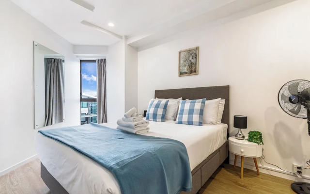 Stylish 2Br Apt With Balcony - Prime Cbd Location!