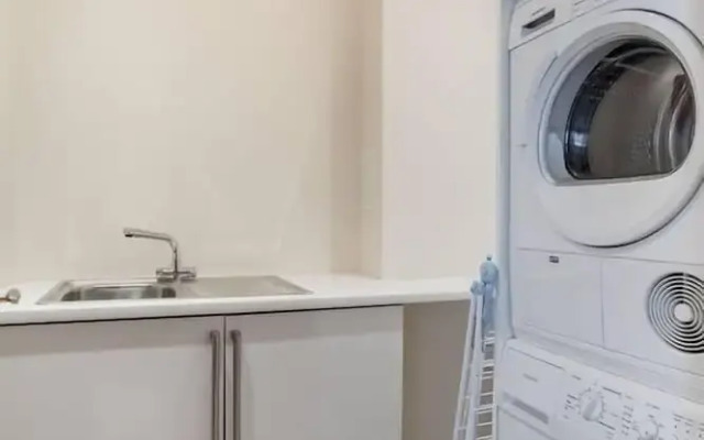 Stylish 2bed Apt With Free Parking/elevator