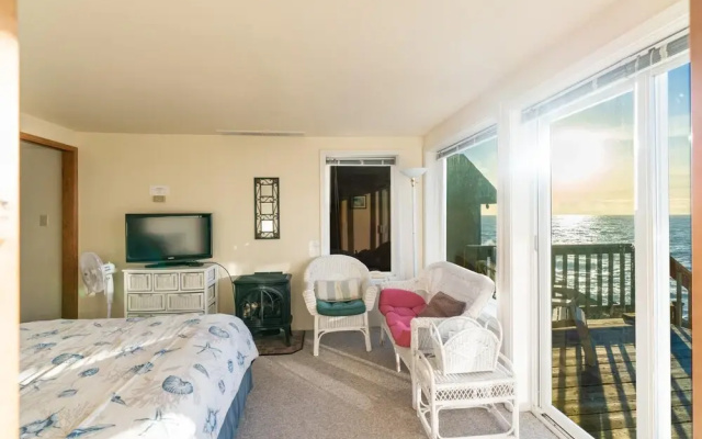 Whale Pointe 2 Br cottage by RedAwning