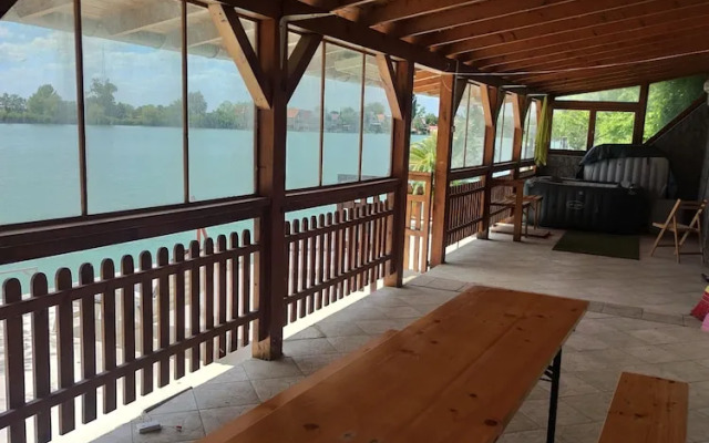 Romantic Lakeside Retreat - Nature, Sport, Near Bp