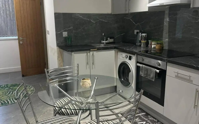 Cosy Central Home - Sleeps 5, Free Parking & Patio