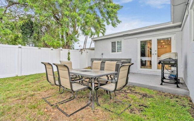 Hollywood Hills House w Backyard-BBQ