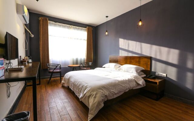 Comma Travel International Youth Hotel