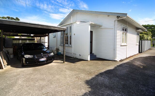 Bungalow Retreat Near Eden Park