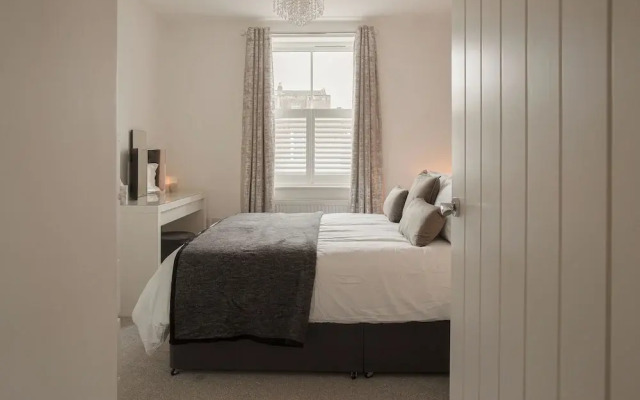 Stunning 2 BD with Patio & Free Parking