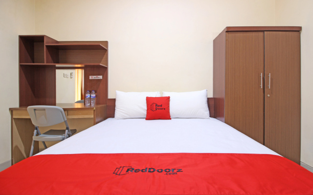 RedDoorz near Hartono Mall 3 – Guest Rooms – Sleman