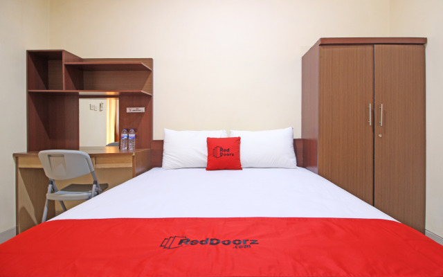 RedDoorz near Hartono Mall 3