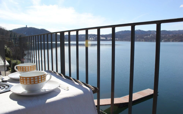 Lakefront Apartment With Spectacular Views