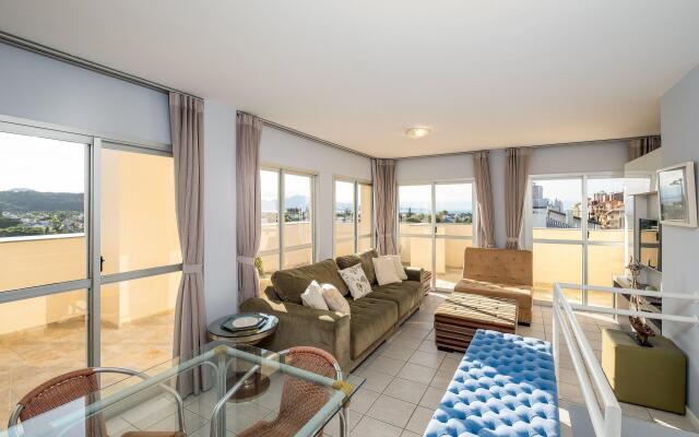 Apto com churrasqueira a 3min da praia EST403