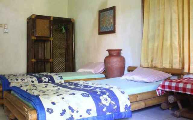 Nyoman Astana bungaloWs
