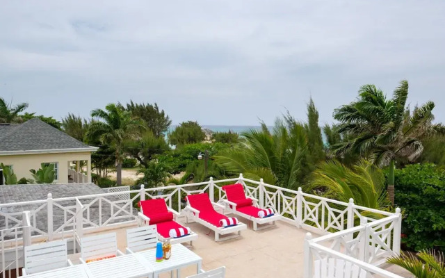 Dreamin Villa - 3 B R Beachfront w Staff
